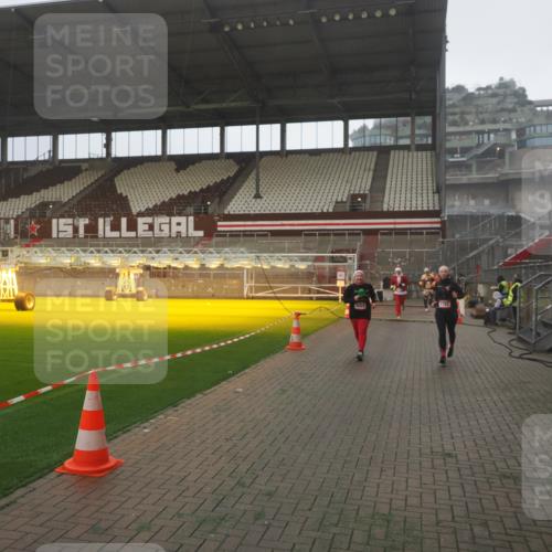 07.12.2025 - St. Pauli X-Mass-Run No. 15 Fabian Wolf http://msf.ph/oto/9365847 07.12.2025 10:17:01 Ziel 1620, 1762, 1989, 1997, 2694, 3229, 3633, 3987, 4356, 4359, 4769 meine-sportfotos.de