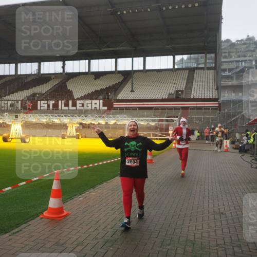 07.12.2025 - St. Pauli X-Mass-Run No. 15 Fabian Wolf http://msf.ph/oto/9365865 07.12.2025 10:17:05 Ziel 1620, 1762, 1989, 1997, 2694, 3229, 3987 meine-sportfotos.de