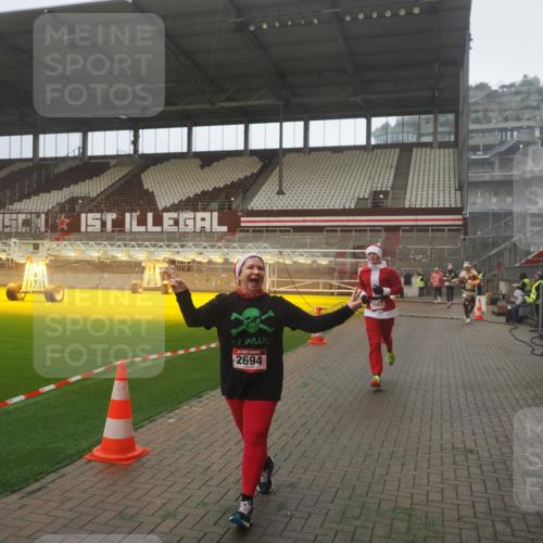 07.12.2025 - St. Pauli X-Mass-Run No. 15 Fabian Wolf http://msf.ph/oto/9365867 07.12.2025 10:17:05 Ziel 1620, 1762, 1989, 1997, 2694, 3229, 3987 meine-sportfotos.de
