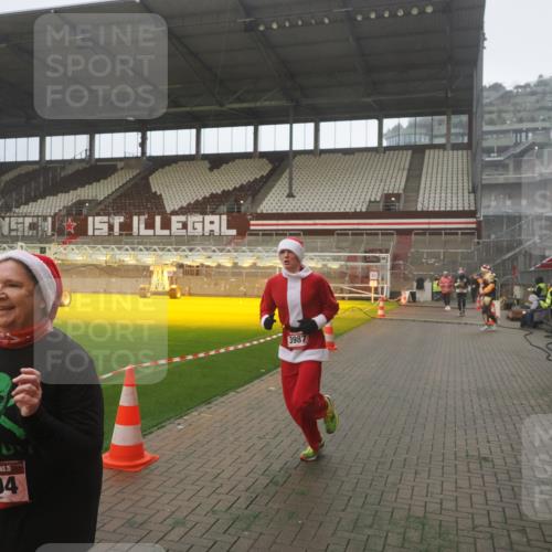 07.12.2025 - St. Pauli X-Mass-Run No. 15 Fabian Wolf http://msf.ph/oto/9365872 07.12.2025 10:17:06 Ziel 1620, 1762, 1989, 1997, 2694, 3229, 3522, 3987 meine-sportfotos.de