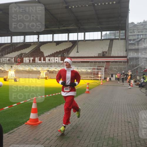 07.12.2025 - St. Pauli X-Mass-Run No. 15 Fabian Wolf http://msf.ph/oto/9365873 07.12.2025 10:17:06 Ziel 1620, 1762, 1989, 1997, 2694, 3229, 3522, 3987 meine-sportfotos.de