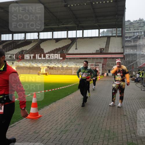 07.12.2025 - St. Pauli X-Mass-Run No. 15 Fabian Wolf http://msf.ph/oto/9365898 07.12.2025 10:17:28 Ziel 257, 268, 2688, 2725, 2952, 4114, 4339, 4764 meine-sportfotos.de