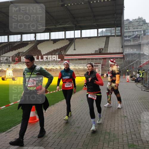 07.12.2025 - St. Pauli X-Mass-Run No. 15 Fabian Wolf http://msf.ph/oto/9365902 07.12.2025 10:17:30 Ziel 257, 268, 1161, 2688, 2725, 2952, 4114, 4127, 4339, 4764 meine-sportfotos.de