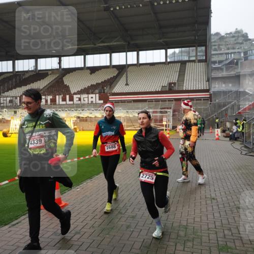 07.12.2025 - St. Pauli X-Mass-Run No. 15 Fabian Wolf http://msf.ph/oto/9365903 07.12.2025 10:17:30 Ziel 257, 268, 1161, 2688, 2725, 2952, 4114, 4127, 4339, 4764 meine-sportfotos.de
