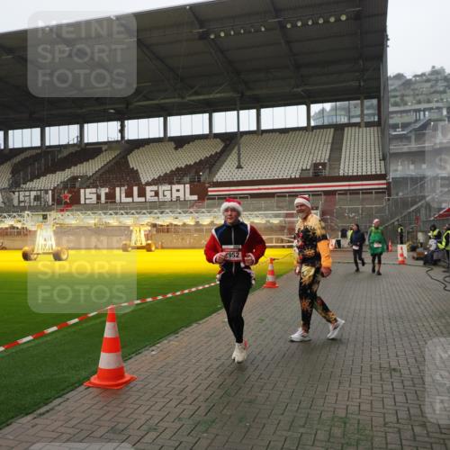 07.12.2025 - St. Pauli X-Mass-Run No. 15 Fabian Wolf http://msf.ph/oto/9365908 07.12.2025 10:17:33 Ziel 1161, 1162, 2688, 2725, 2952, 4114, 4127, 4339 meine-sportfotos.de