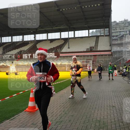 07.12.2025 - St. Pauli X-Mass-Run No. 15 Fabian Wolf http://msf.ph/oto/9365912 07.12.2025 10:17:34 Ziel 1161, 1162, 2688, 2725, 2952, 4114, 4127, 4339 meine-sportfotos.de