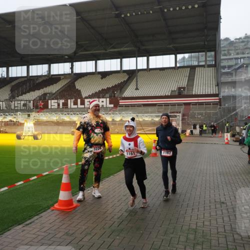 07.12.2025 - St. Pauli X-Mass-Run No. 15 Fabian Wolf http://msf.ph/oto/9365921 07.12.2025 10:17:37 Ziel 1161, 1162, 2688, 2725, 2952, 4127, 4339 meine-sportfotos.de