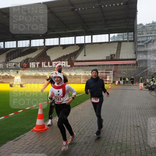 07.12.2025 - St. Pauli X-Mass-Run No. 15 Fabian Wolf http://msf.ph/oto/9365923 07.12.2025 10:17:38 Ziel 1161, 1162, 2688, 2725, 2952, 4127 meine-sportfotos.de