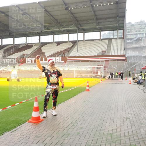 07.12.2025 - St. Pauli X-Mass-Run No. 15 Fabian Wolf http://msf.ph/oto/9365927 07.12.2025 10:17:39 Ziel 1161, 1162, 2688, 2725, 2952, 4127 meine-sportfotos.de
