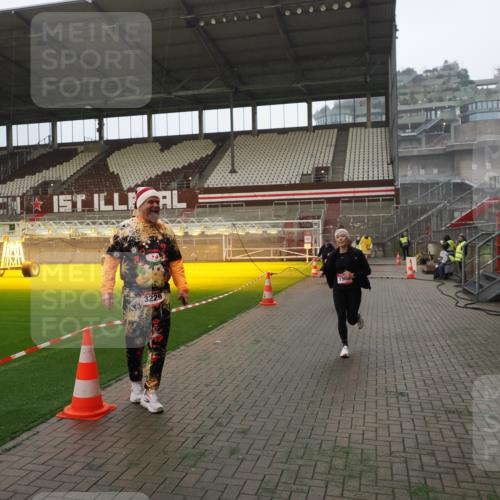 07.12.2025 - St. Pauli X-Mass-Run No. 15 Fabian Wolf http://msf.ph/oto/9365950 07.12.2025 10:17:45 Ziel 1161, 1162, 1963, 2663, 2952, 3804, 4127, 4227 meine-sportfotos.de