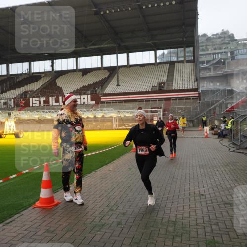 07.12.2025 - St. Pauli X-Mass-Run No. 15 Fabian Wolf http://msf.ph/oto/9365954 07.12.2025 10:17:46 Ziel 1161, 1162, 1963, 2663, 2952, 3804, 4127, 4227 meine-sportfotos.de