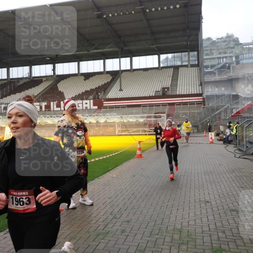 07.12.2025 - St. Pauli X-Mass-Run No. 15 Fabian Wolf http://msf.ph/oto/9365958 07.12.2025 10:17:46 Ziel 1161, 1162, 1963, 2663, 2952, 3804, 4127, 4227 meine-sportfotos.de