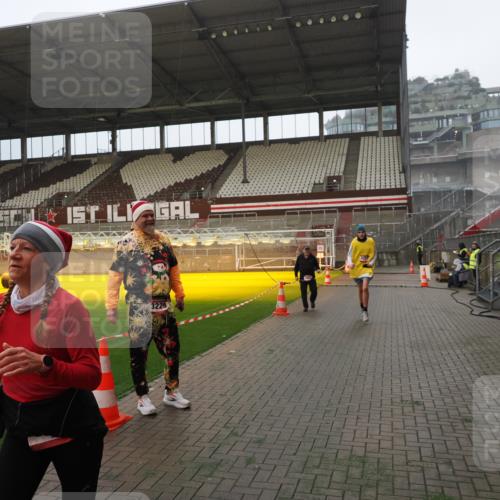 07.12.2025 - St. Pauli X-Mass-Run No. 15 Fabian Wolf http://msf.ph/oto/9365963 07.12.2025 10:17:48 Ziel 1161, 1162, 1963, 2663, 3804, 4127, 4227 meine-sportfotos.de
