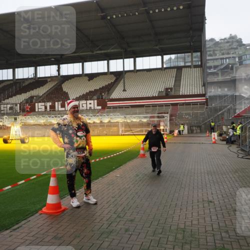 07.12.2025 - St. Pauli X-Mass-Run No. 15 Fabian Wolf http://msf.ph/oto/9365971 07.12.2025 10:17:52 Ziel 1963, 2663, 3804, 4227 meine-sportfotos.de