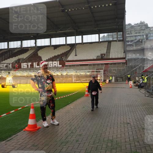 07.12.2025 - St. Pauli X-Mass-Run No. 15 Fabian Wolf http://msf.ph/oto/9365972 07.12.2025 10:17:52 Ziel 1963, 2663, 3804, 4227 meine-sportfotos.de
