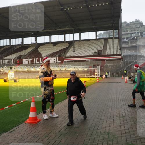 07.12.2025 - St. Pauli X-Mass-Run No. 15 Fabian Wolf http://msf.ph/oto/9365976 07.12.2025 10:17:55 Ziel 1963, 2663, 3804, 4227 meine-sportfotos.de