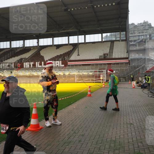 07.12.2025 - St. Pauli X-Mass-Run No. 15 Fabian Wolf http://msf.ph/oto/9365983 07.12.2025 10:17:56 Ziel 1963, 2663, 3804, 4227 meine-sportfotos.de