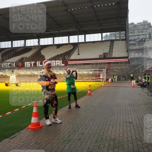 07.12.2025 - St. Pauli X-Mass-Run No. 15 Fabian Wolf http://msf.ph/oto/9365990 07.12.2025 10:17:59 Ziel 1963, 2663, 3804, 4227 meine-sportfotos.de