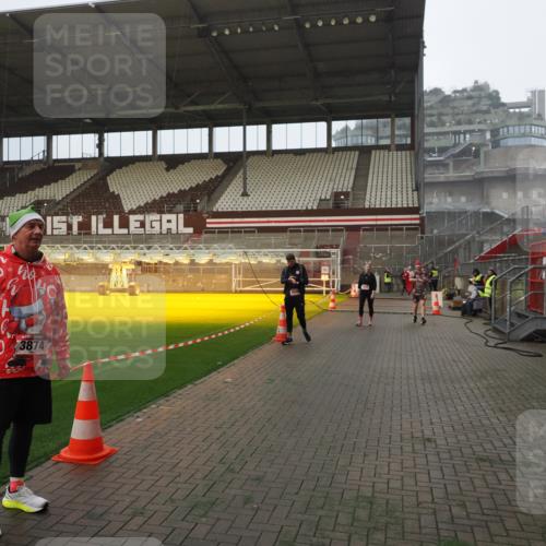07.12.2025 - St. Pauli X-Mass-Run No. 15 Fabian Wolf http://msf.ph/oto/9366005 07.12.2025 10:18:19 Ziel 2049, 3606, 3608 meine-sportfotos.de