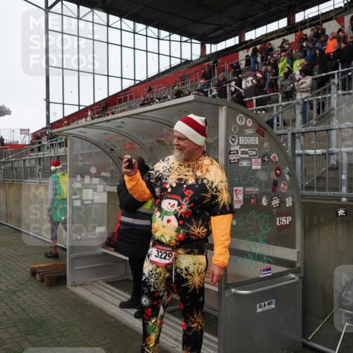 07.12.2025 - St. Pauli X-Mass-Run No. 15 Fabian Wolf http://msf.ph/oto/9366007 07.12.2025 10:18:21 Ziel 2049, 3606, 3608 meine-sportfotos.de