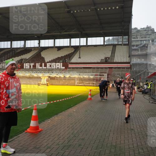 07.12.2025 - St. Pauli X-Mass-Run No. 15 Fabian Wolf http://msf.ph/oto/9366012 07.12.2025 10:18:27 Ziel 243, 264, 269, 2049, 3520, 3606, 3608, 4540 meine-sportfotos.de