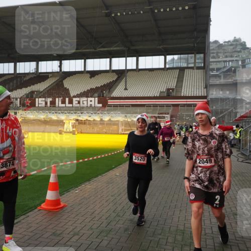 07.12.2025 - St. Pauli X-Mass-Run No. 15 Fabian Wolf http://msf.ph/oto/9366022 07.12.2025 10:18:31 Ziel 243, 264, 269, 1607, 1671, 2049, 2631, 3520, 3606, 3608, 4540 meine-sportfotos.de