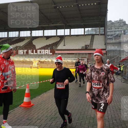 07.12.2025 - St. Pauli X-Mass-Run No. 15 Fabian Wolf http://msf.ph/oto/9366024 07.12.2025 10:18:32 Ziel 243, 264, 269, 1607, 1671, 2049, 2631, 2925, 3520, 3608, 4540 meine-sportfotos.de