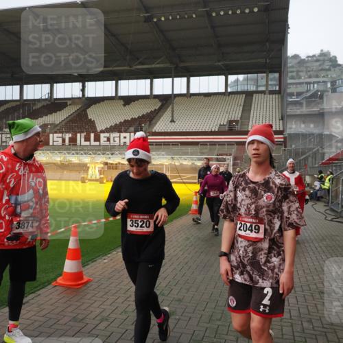 07.12.2025 - St. Pauli X-Mass-Run No. 15 Fabian Wolf http://msf.ph/oto/9366025 07.12.2025 10:18:32 Ziel 243, 264, 269, 1607, 1671, 2049, 2631, 2925, 3520, 3608, 4540 meine-sportfotos.de