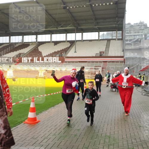 07.12.2025 - St. Pauli X-Mass-Run No. 15 Fabian Wolf http://msf.ph/oto/9366032 07.12.2025 10:18:33 Ziel 243, 264, 269, 1607, 1671, 2049, 2631, 2925, 3520, 3608, 4540 meine-sportfotos.de