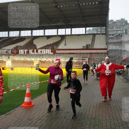 07.12.2025 - St. Pauli X-Mass-Run No. 15 Fabian Wolf http://msf.ph/oto/9366033 07.12.2025 10:18:34 Ziel 243, 264, 269, 1607, 1671, 2049, 2631, 2925, 3520, 4540 meine-sportfotos.de