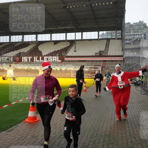 07.12.2025 - St. Pauli X-Mass-Run No. 15 Fabian Wolf http://msf.ph/oto/9366035 07.12.2025 10:18:34 Ziel 243, 264, 269, 1607, 1671, 2049, 2631, 2925, 3520, 4540 meine-sportfotos.de
