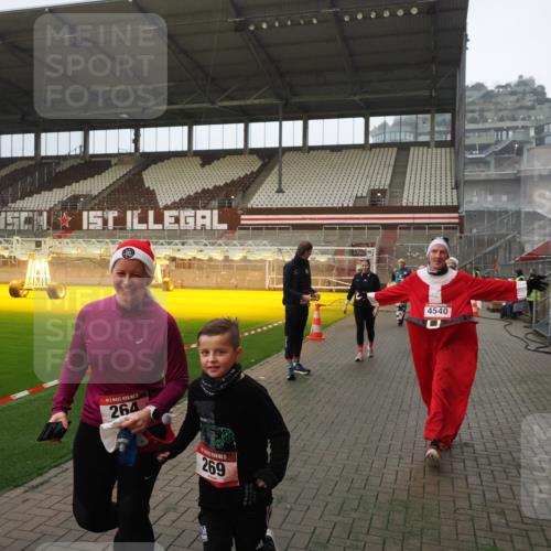 07.12.2025 - St. Pauli X-Mass-Run No. 15 Fabian Wolf http://msf.ph/oto/9366036 07.12.2025 10:18:34 Ziel 243, 264, 269, 1607, 1671, 2049, 2631, 2925, 3520, 4540 meine-sportfotos.de