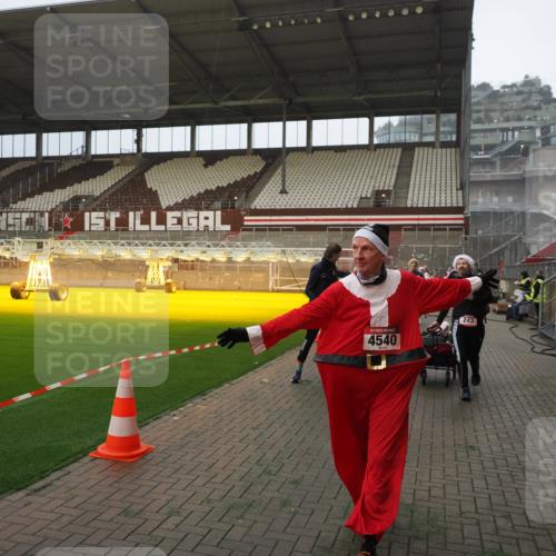 07.12.2025 - St. Pauli X-Mass-Run No. 15 Fabian Wolf http://msf.ph/oto/9366042 07.12.2025 10:18:35 Ziel 243, 264, 269, 1607, 1671, 2049, 2631, 2925, 3520, 4540 meine-sportfotos.de