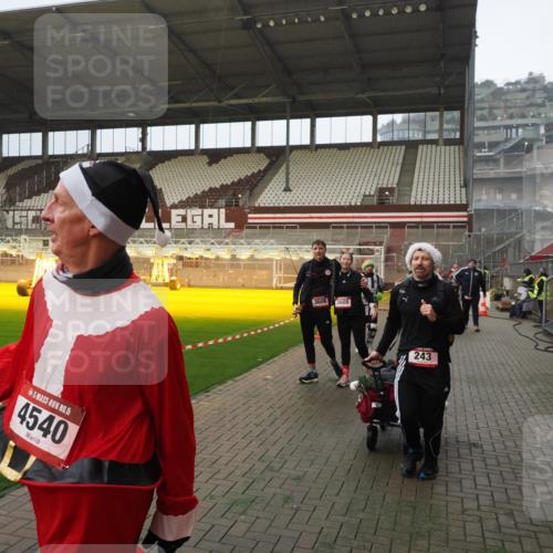 07.12.2025 - St. Pauli X-Mass-Run No. 15 Fabian Wolf http://msf.ph/oto/9366048 07.12.2025 10:18:37 Ziel 243, 264, 269, 1607, 1671, 2631, 2925, 3520, 3862, 4521, 4522, 4524, 4540 meine-sportfotos.de
