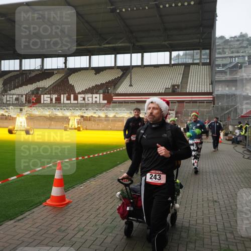 07.12.2025 - St. Pauli X-Mass-Run No. 15 Fabian Wolf http://msf.ph/oto/9366051 07.12.2025 10:18:37 Ziel 243, 264, 269, 1607, 1671, 2631, 2925, 3520, 3862, 4521, 4522, 4524, 4540 meine-sportfotos.de