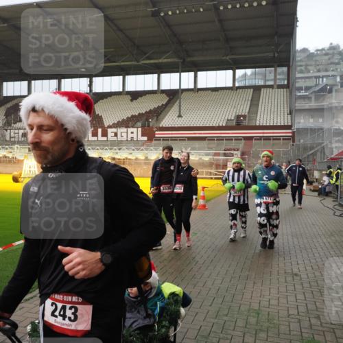 07.12.2025 - St. Pauli X-Mass-Run No. 15 Fabian Wolf http://msf.ph/oto/9366054 07.12.2025 10:18:38 Ziel 243, 264, 269, 1607, 1671, 2631, 2925, 3520, 3862, 4521, 4522, 4524, 4540, 4547 meine-sportfotos.de
