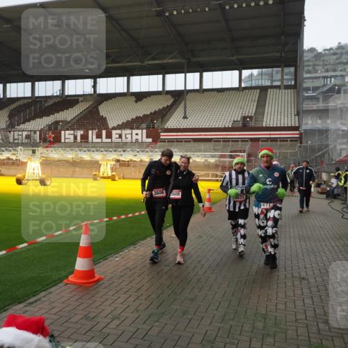 07.12.2025 - St. Pauli X-Mass-Run No. 15 Fabian Wolf http://msf.ph/oto/9366056 07.12.2025 10:18:38 Ziel 243, 264, 269, 1607, 1671, 2631, 2925, 3520, 3862, 4521, 4522, 4524, 4540, 4547 meine-sportfotos.de