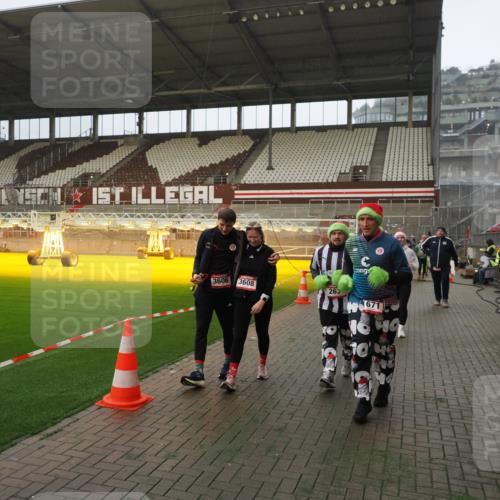 07.12.2025 - St. Pauli X-Mass-Run No. 15 Fabian Wolf http://msf.ph/oto/9366058 07.12.2025 10:18:39 Ziel 243, 264, 269, 1034, 1607, 1671, 2631, 2925, 3520, 3862, 4521, 4522, 4524, 4540, 4547 meine-sportfotos.de