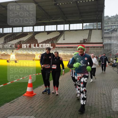 07.12.2025 - St. Pauli X-Mass-Run No. 15 Fabian Wolf http://msf.ph/oto/9366060 07.12.2025 10:18:39 Ziel 243, 264, 269, 1034, 1607, 1671, 2631, 2925, 3520, 3862, 4521, 4522, 4524, 4540, 4547 meine-sportfotos.de
