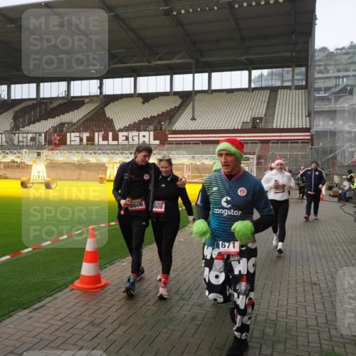 07.12.2025 - St. Pauli X-Mass-Run No. 15 Fabian Wolf http://msf.ph/oto/9366061 07.12.2025 10:18:39 Ziel 243, 264, 269, 1034, 1607, 1671, 2631, 2925, 3520, 3862, 4521, 4522, 4524, 4540, 4547 meine-sportfotos.de