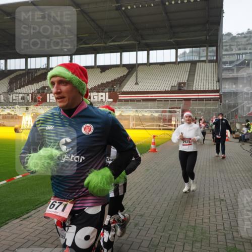 07.12.2025 - St. Pauli X-Mass-Run No. 15 Fabian Wolf http://msf.ph/oto/9366064 07.12.2025 10:18:40 Ziel 243, 264, 269, 721, 1034, 1607, 1671, 2631, 2925, 3520, 3862, 4521, 4522, 4524, 4540, 4547 meine-sportfotos.de