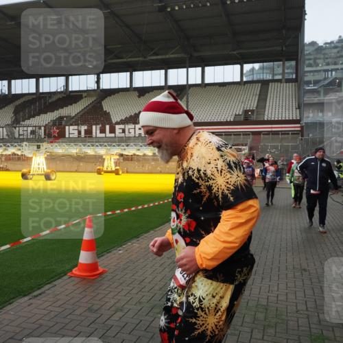 07.12.2025 - St. Pauli X-Mass-Run No. 15 Fabian Wolf http://msf.ph/oto/9366074 07.12.2025 10:18:42 Ziel 243, 264, 269, 721, 1034, 1607, 1671, 2631, 2925, 3520, 3862, 4521, 4522, 4524, 4540, 4547 meine-sportfotos.de