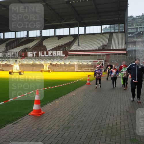 07.12.2025 - St. Pauli X-Mass-Run No. 15 Fabian Wolf http://msf.ph/oto/9366077 07.12.2025 10:18:43 Ziel 243, 264, 269, 721, 1034, 1607, 1671, 2152, 2631, 2925, 3520, 3862, 4521, 4522, 4524, 4547 meine-sportfotos.de