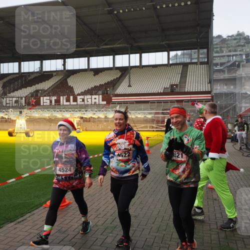 07.12.2025 - St. Pauli X-Mass-Run No. 15 Fabian Wolf http://msf.ph/oto/9366103 07.12.2025 10:18:49 Ziel 721, 1034, 1607, 1671, 2152, 2631, 2925, 3862, 4521, 4522, 4524, 4547 meine-sportfotos.de