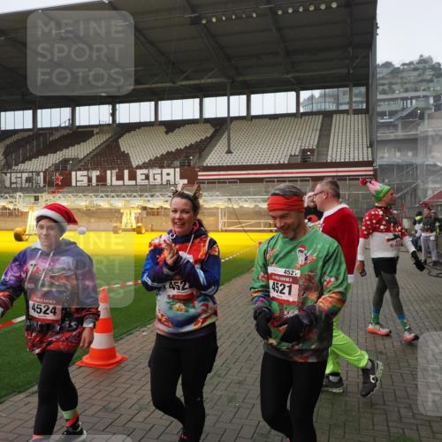 07.12.2025 - St. Pauli X-Mass-Run No. 15 Fabian Wolf http://msf.ph/oto/9366105 07.12.2025 10:18:49 Ziel 721, 1034, 1607, 1671, 2152, 2631, 2925, 3862, 4521, 4522, 4524, 4547 meine-sportfotos.de