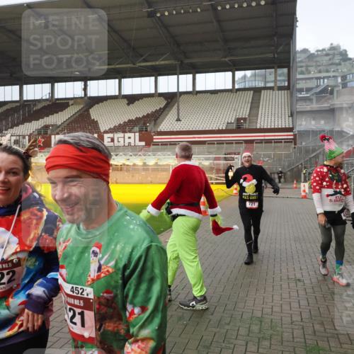 07.12.2025 - St. Pauli X-Mass-Run No. 15 Fabian Wolf http://msf.ph/oto/9366108 07.12.2025 10:18:50 Ziel 721, 1034, 1671, 2152, 2631, 2925, 3862, 4521, 4522, 4524, 4547 meine-sportfotos.de