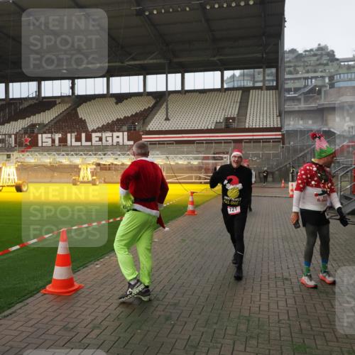 07.12.2025 - St. Pauli X-Mass-Run No. 15 Fabian Wolf http://msf.ph/oto/9366110 07.12.2025 10:18:51 Ziel 721, 1034, 2152, 2631, 2925, 3862, 4521, 4522, 4524, 4547 meine-sportfotos.de