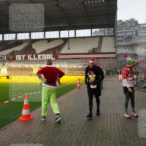 07.12.2025 - St. Pauli X-Mass-Run No. 15 Fabian Wolf http://msf.ph/oto/9366112 07.12.2025 10:18:51 Ziel 721, 1034, 2152, 2631, 2925, 3862, 4521, 4522, 4524, 4547 meine-sportfotos.de