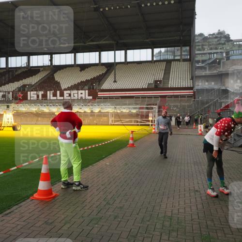 07.12.2025 - St. Pauli X-Mass-Run No. 15 Fabian Wolf http://msf.ph/oto/9366119 07.12.2025 10:18:53 Ziel 721, 1034, 2152, 3862, 4521, 4522, 4524, 4547 meine-sportfotos.de