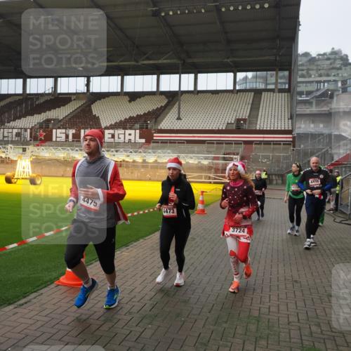 07.12.2025 - St. Pauli X-Mass-Run No. 15 Fabian Wolf http://msf.ph/oto/9366139 07.12.2025 10:19:05 Ziel 3455, 3724, 3975, 3976, 4330, 4331, 4436, 4437, 4438, 4473, 4475, 4498 meine-sportfotos.de